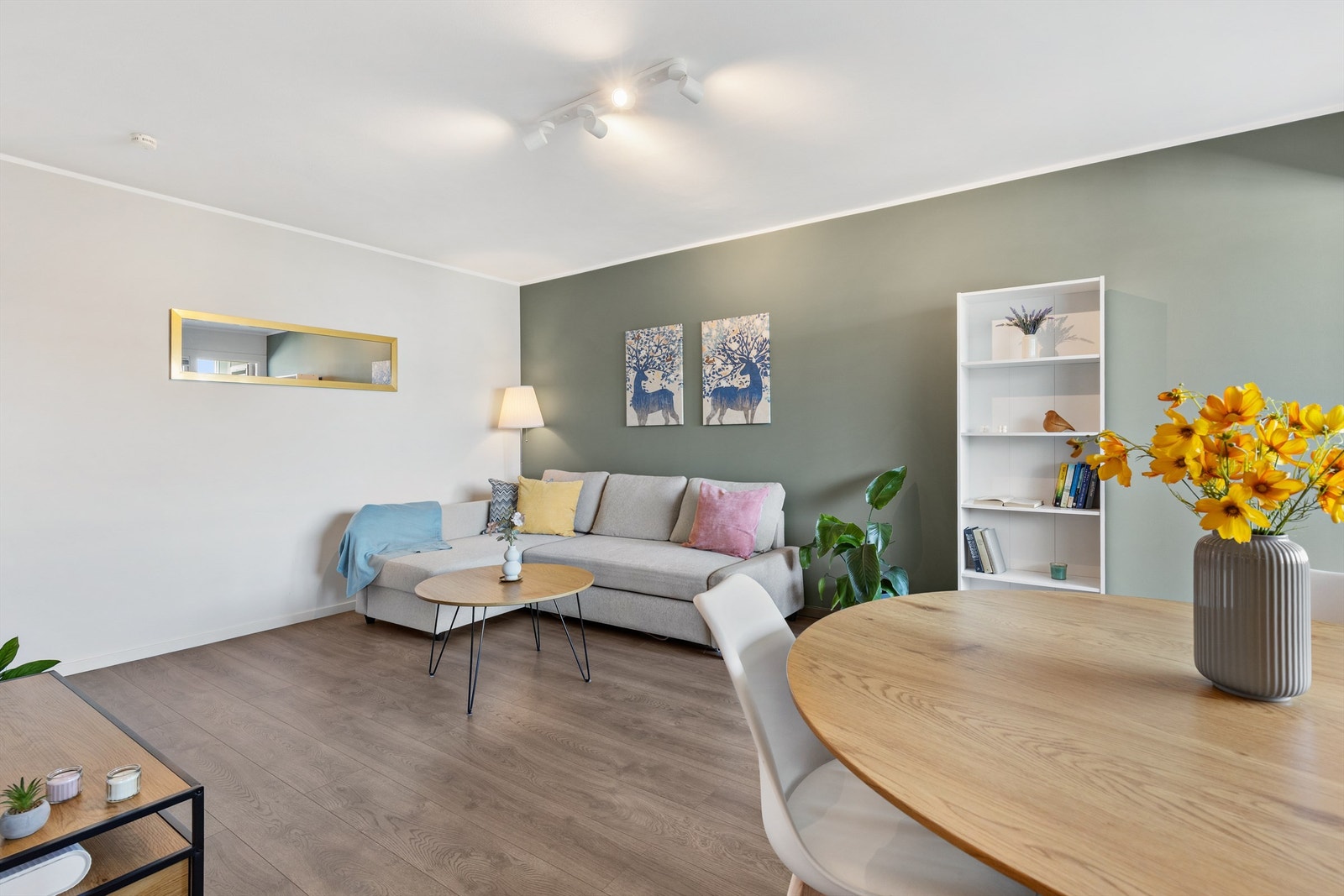 Stuen er av god størrelse og kan enkelt innredes med en sofagruppe, tilhørende salongbord og tv-seksjon. Galleribilde