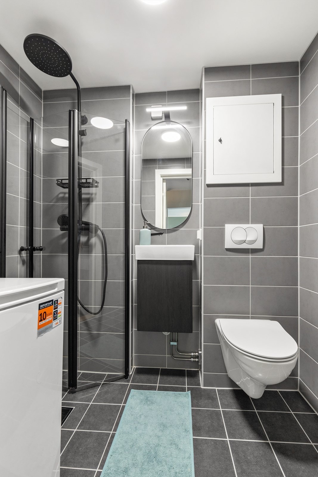 Lekkert flislagt bad. Her får du downlights i himling og varme i gulvet som sørger for en god start på dagen. Galleribilde