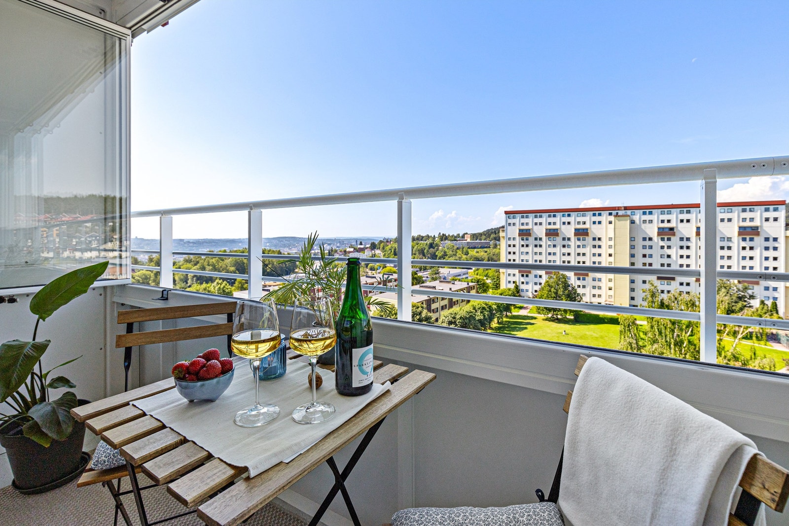 Her kan du nyte solfylte morgener med kaffe i hånden og lune sommerkvelder med noe forfriskende i glasset. Galleribilde