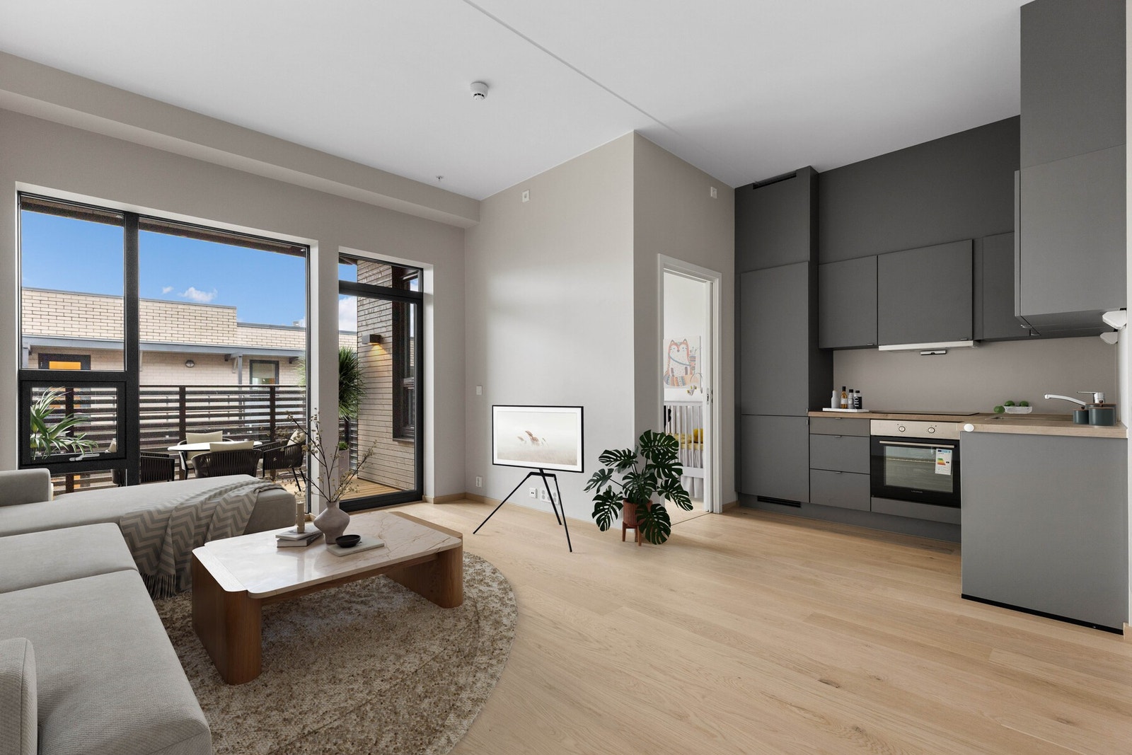 Innvendig fremstår leiligheten som moderne og svært arealeffektiv. Planløsningen byr på en innbydende entré med plass til møblering, stue og kjøkken i åpen løsning, to soverom, et stilrent bad og en praktisk innvendig bod. Galleribilde