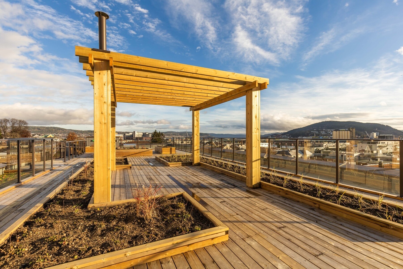 Det er laget er pergola, og diverse bedd med beplantning rundt. Galleribilde