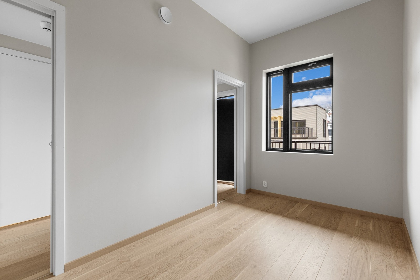 Det ene soverommet, på 8,5 kvm, ligger med adkomst fra entréen og har skyvedører på hver side av rommet, med naturlig plassering for seng i midten. Galleribilde