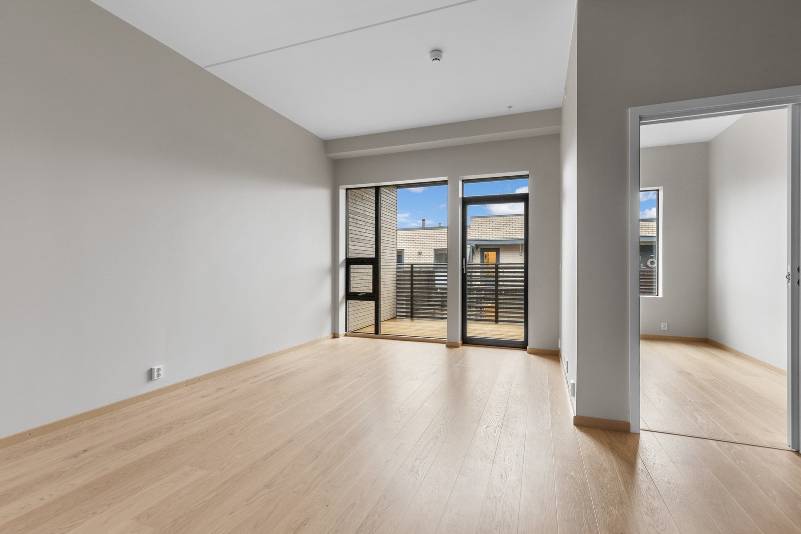 Veggene i rommet blir malt i fargen Kalk NSC 1603-Y31R og 1-stavs eikeparkett med vannbåren gulvvarme. Galleribilde