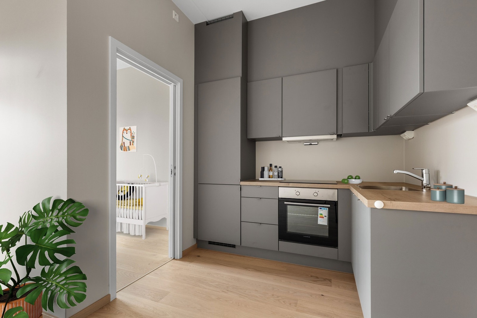 Kjøkkenet har et moderne og arealeffektivt design med god benkeflater og oppbevaringsplass. Galleribilde