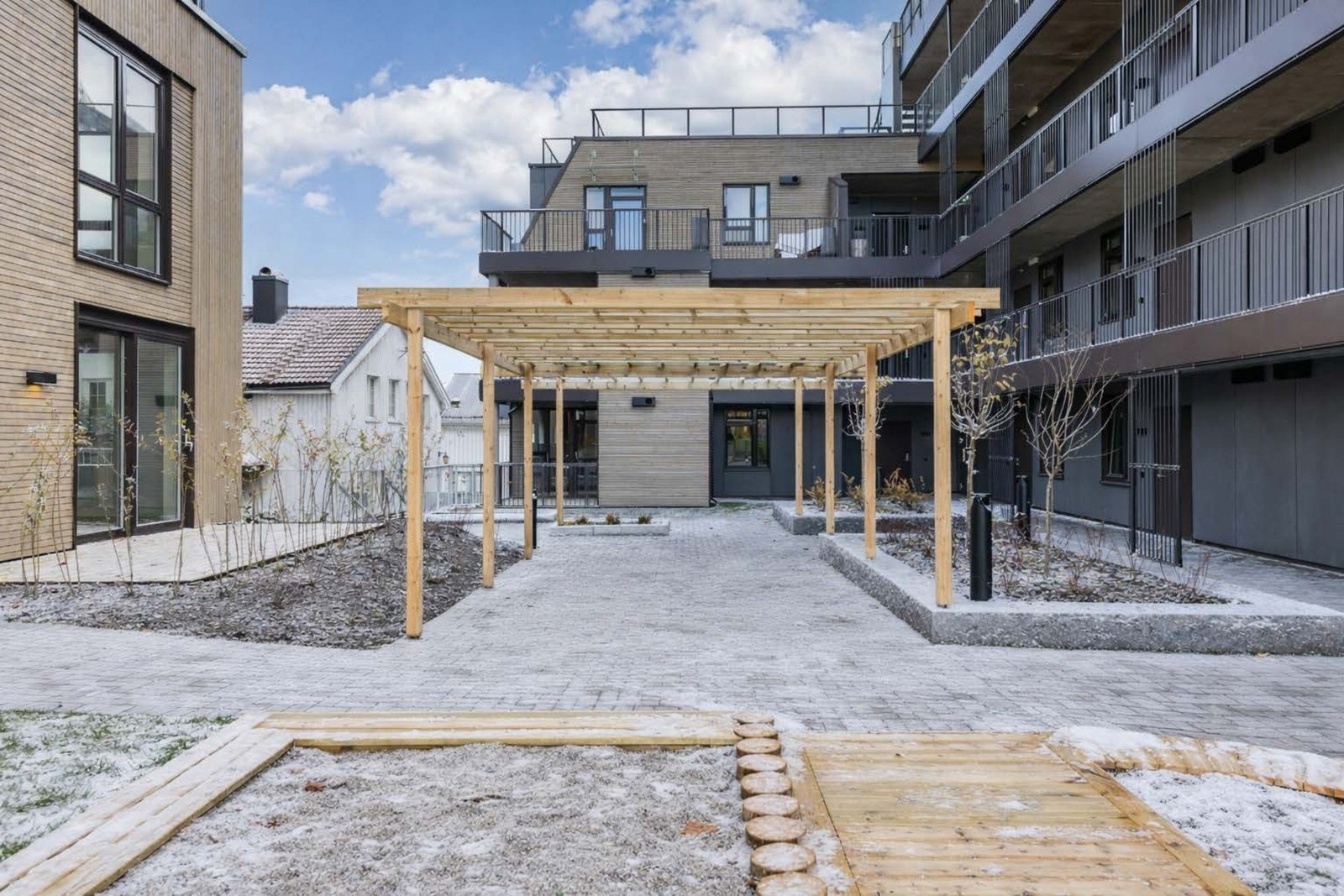 Sameiet har et hyggelig atrum i midten av bygningene. Galleribilde