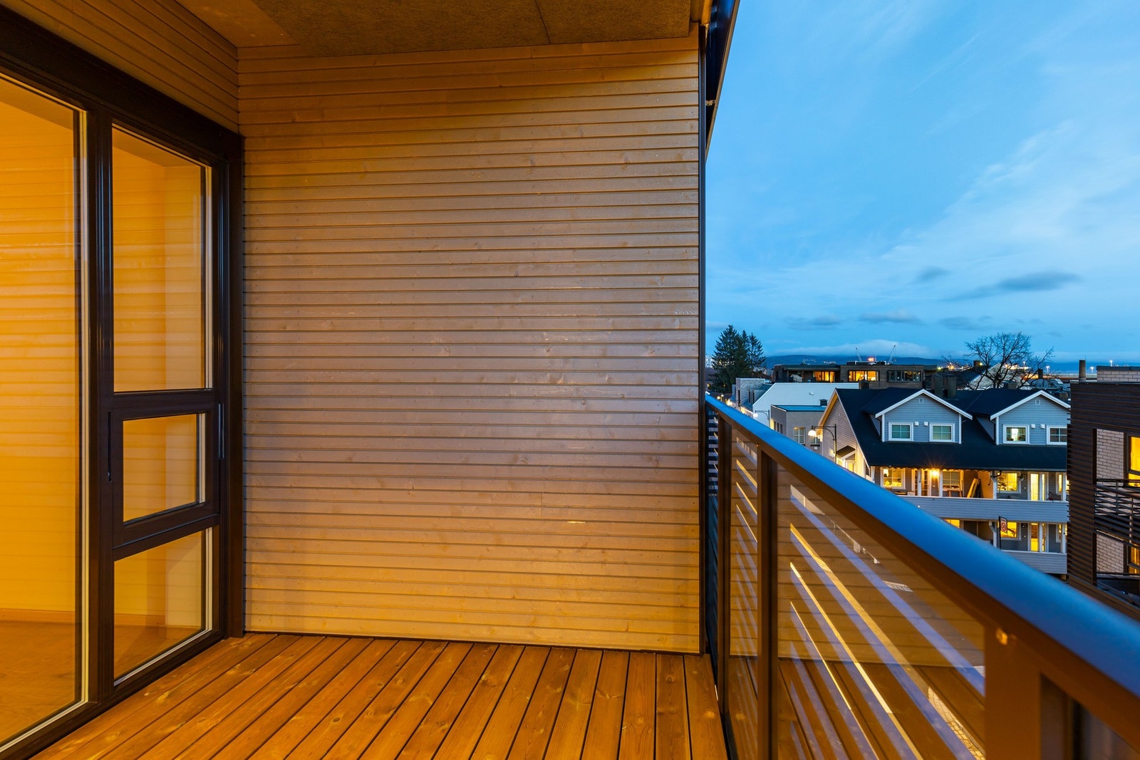 Her er det montert rekkverk av spiler som gir en usjenert følelse når man sitter på balkongen. Galleribilde