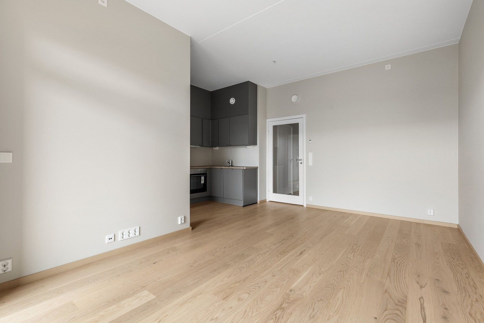 Det er fin plass til sofagruppe og spiseplass. Galleribilde