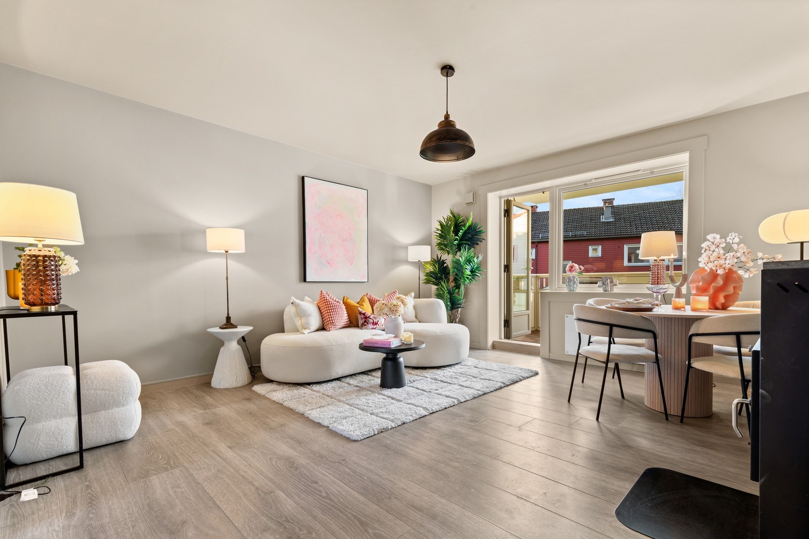 Stuen er meget delikat med god plass til det du måtte ønske deg av møblement. Galleribilde