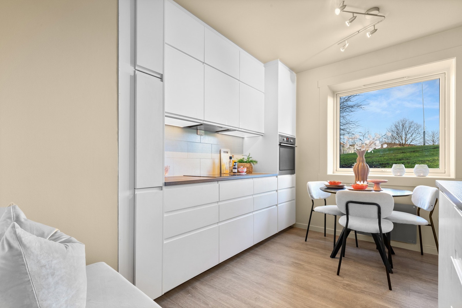 Et fantastisk utsyn for kokken igjennom stort vindu Galleribilde