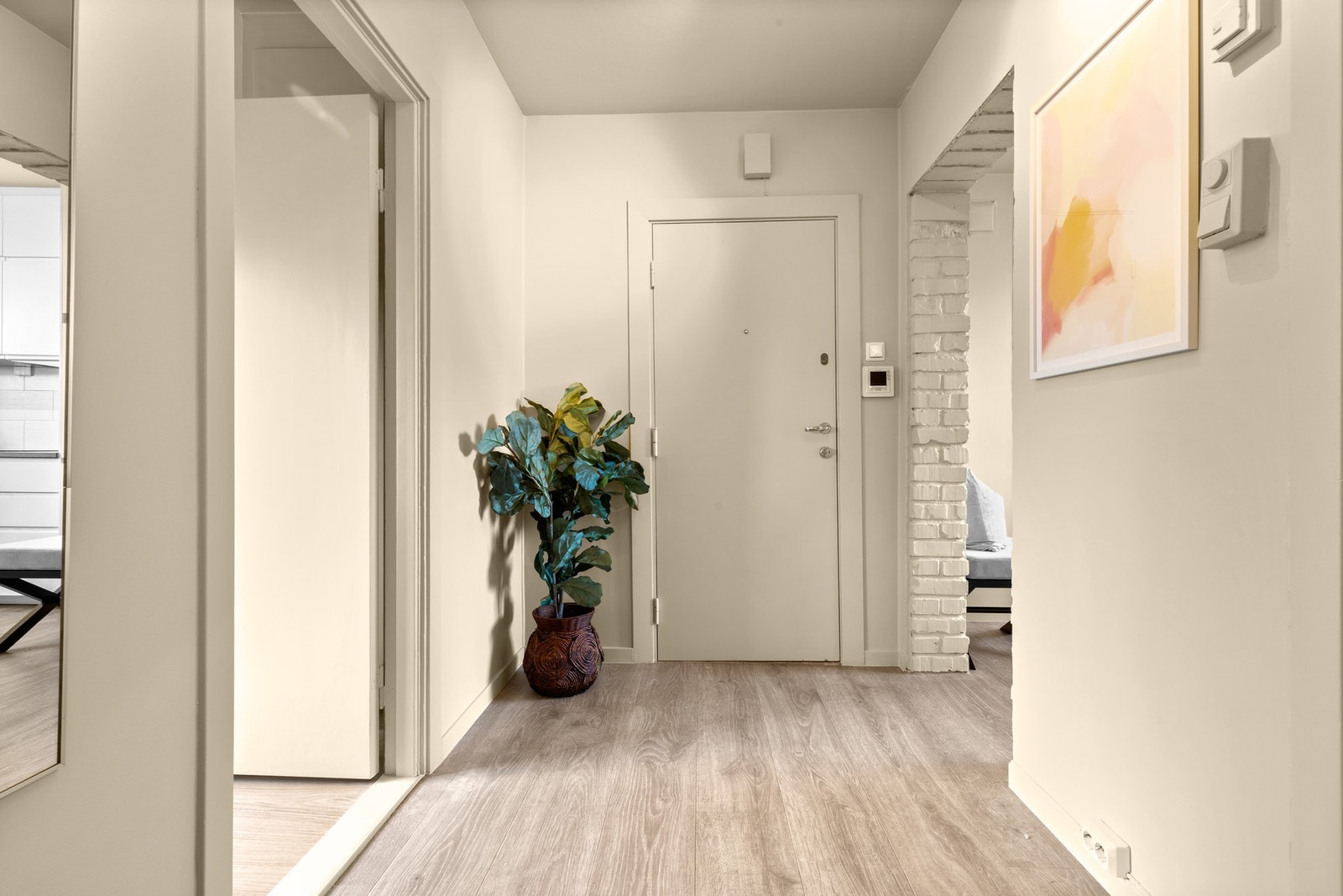 Fra entreen er det inngang til boligens baderom Galleribilde