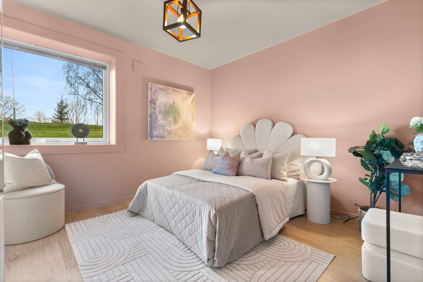 Stor plass til dobbeltseng og lite hjemmekontor om ønskelig Galleribilde