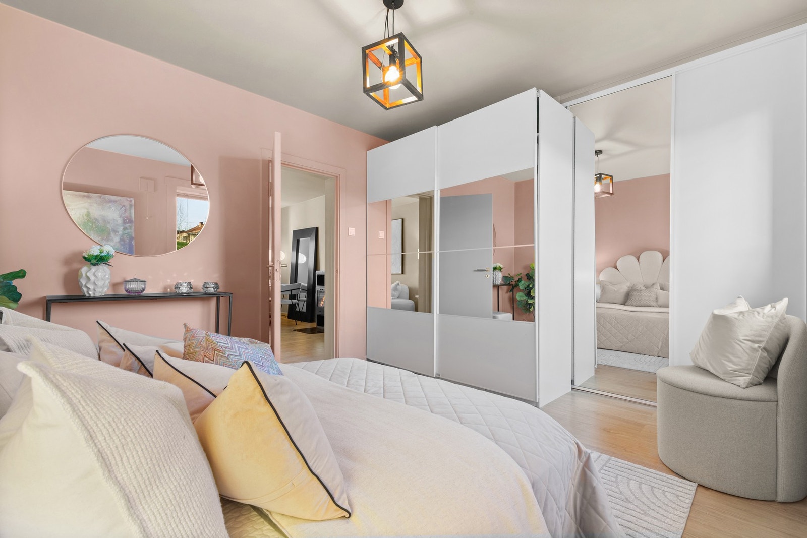 Hovedsoverommet er stort og har masse lagringsplass i bla. ekstern og intern garderobe Galleribilde