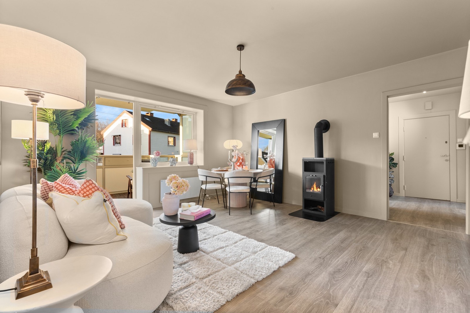 Stuen, i likhet med resten av leiligheten, var nymalt på slutten av 2025. Galleribilde