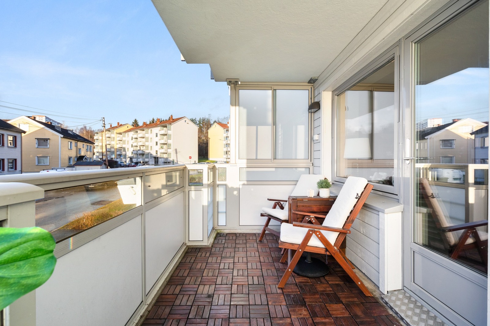 En solrik balkong og romslig forlengelse av stuen finner vi utenfor stuedelen Galleribilde