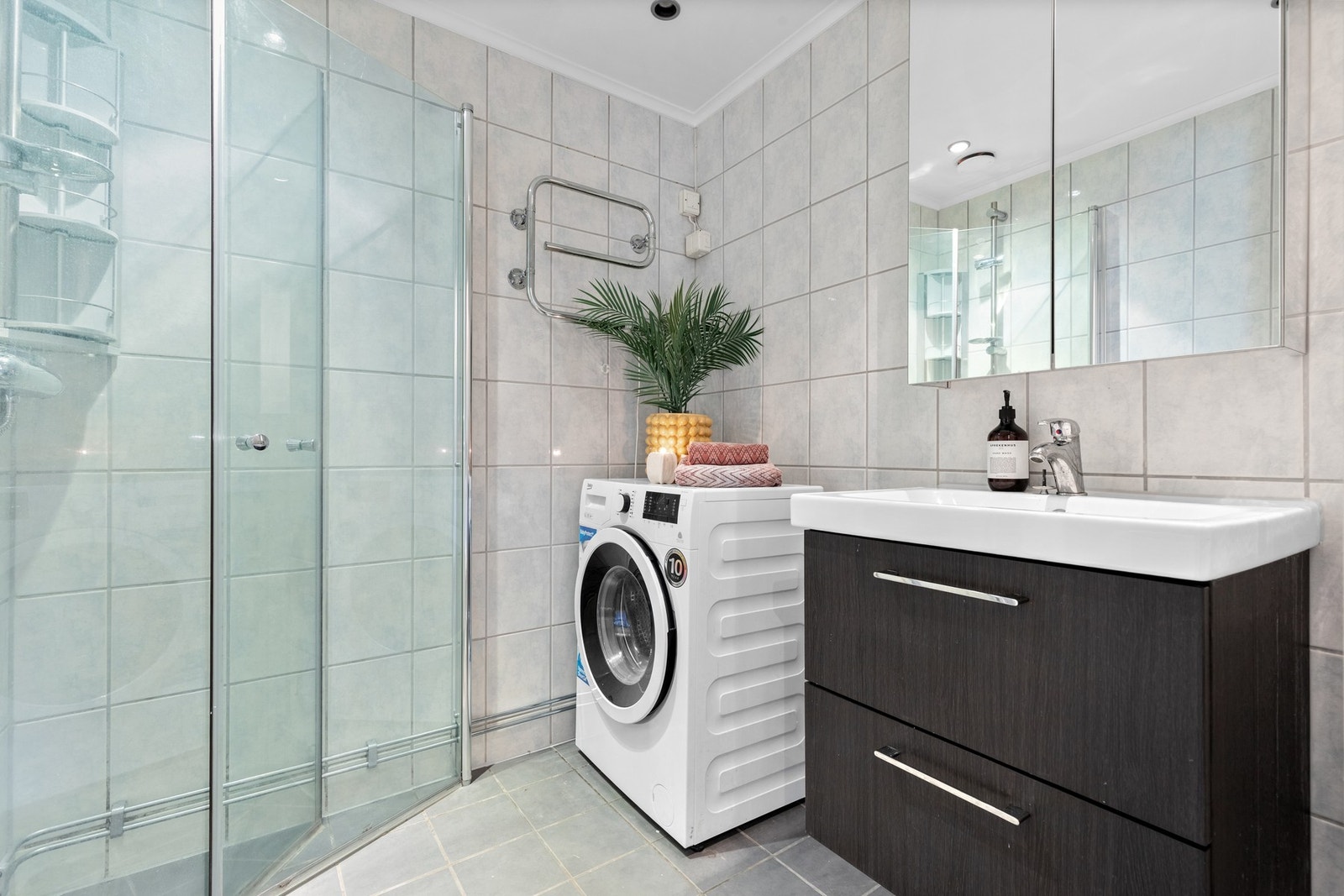 Flislagt baderom renovert i regi av borettslaget i 2004 Galleribilde