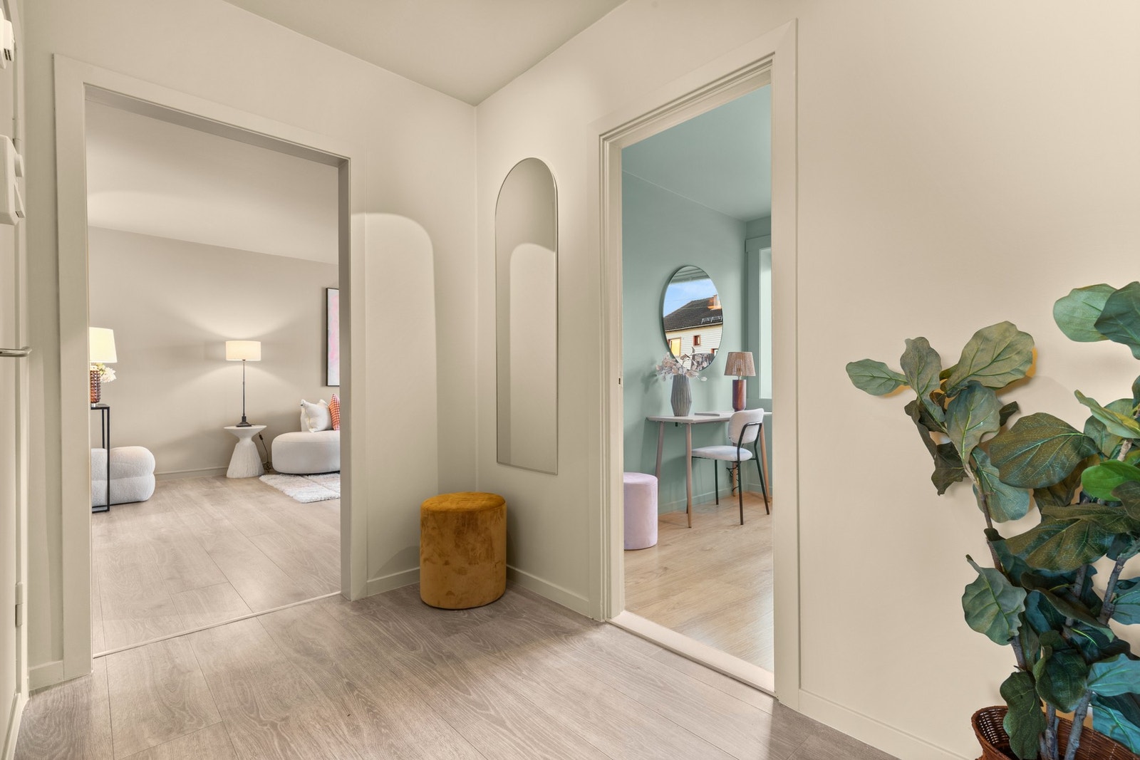 Fra entreen har man enkel tilgang til boligens baderom, kjøkken, soverom II og stue Galleribilde