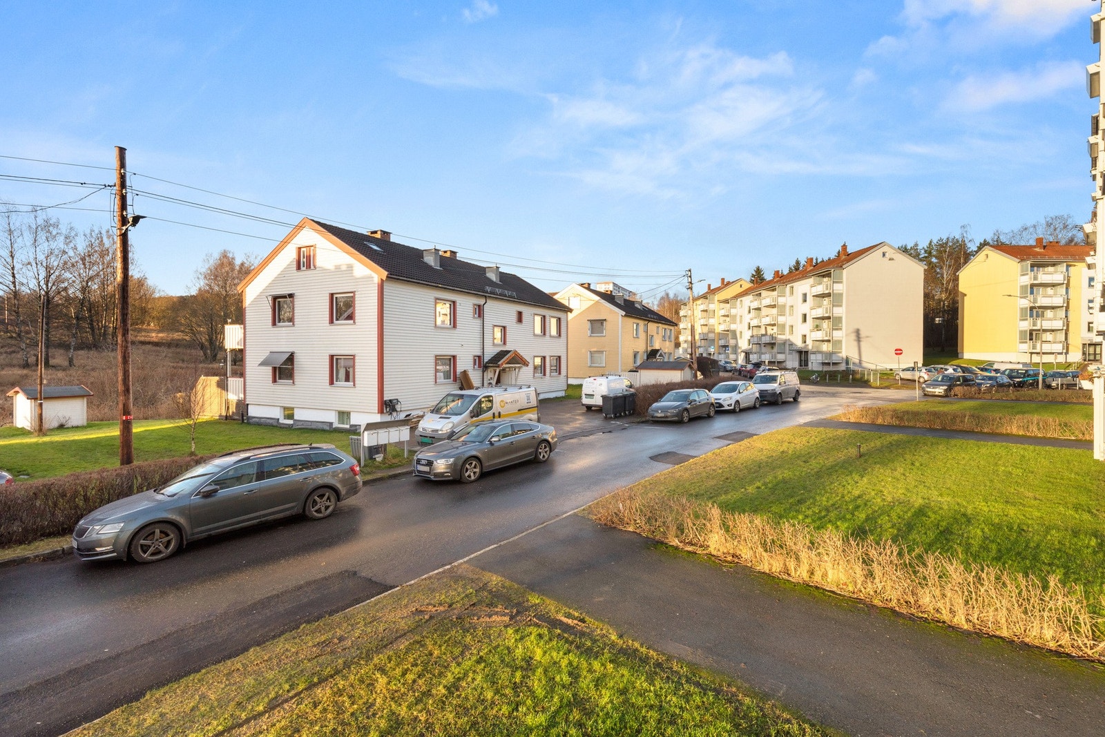 Her har man utsikt mot sørvest og hyggelig småhusbebyggelse Galleribilde