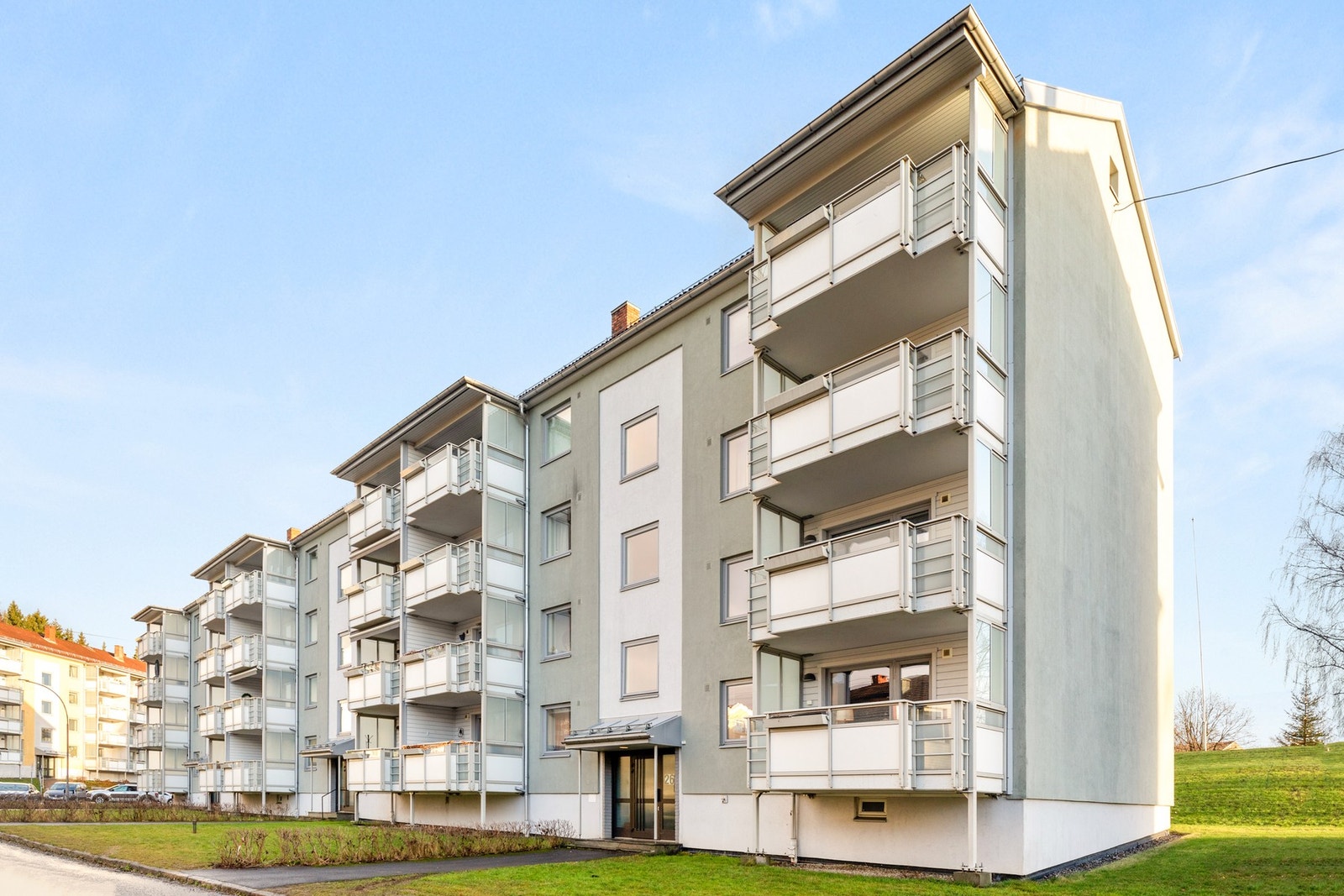 Fasade av blokka - enveiskjørt gate med lite bilstøy Galleribilde