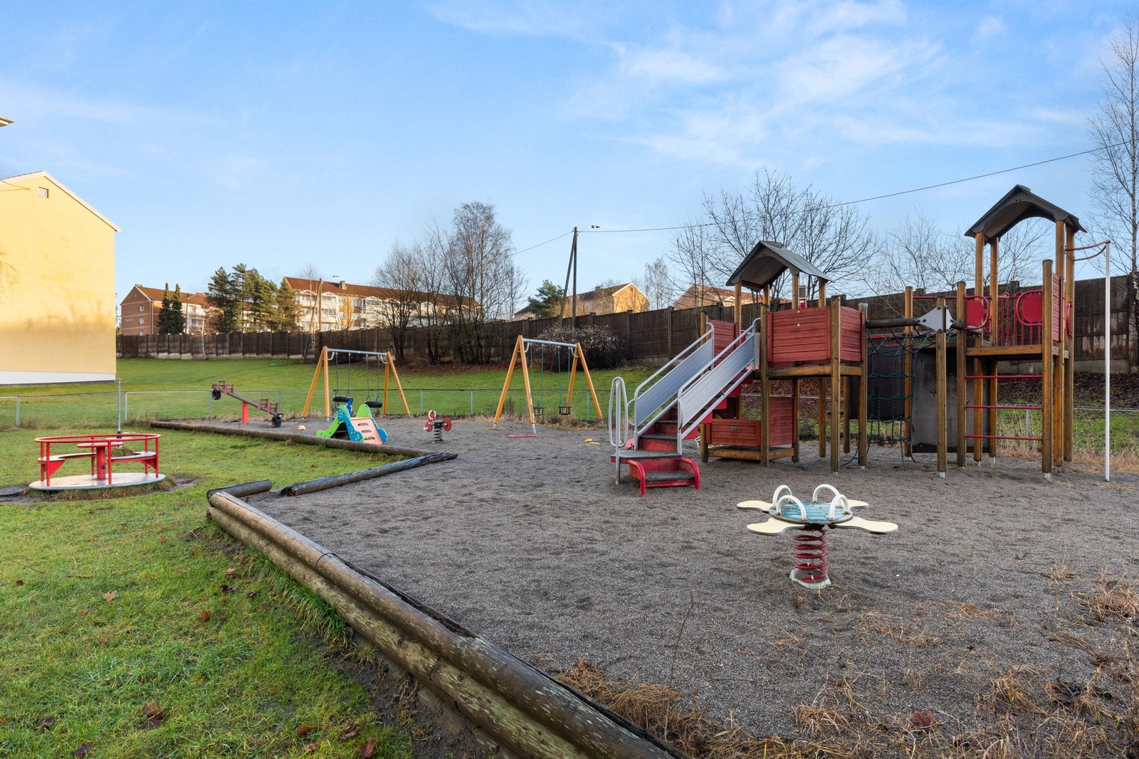 Her vil de minste trives som plommen i egget! Lekeplassen er i borettslaget, ca. 100 meter fra leiligheten. Galleribilde