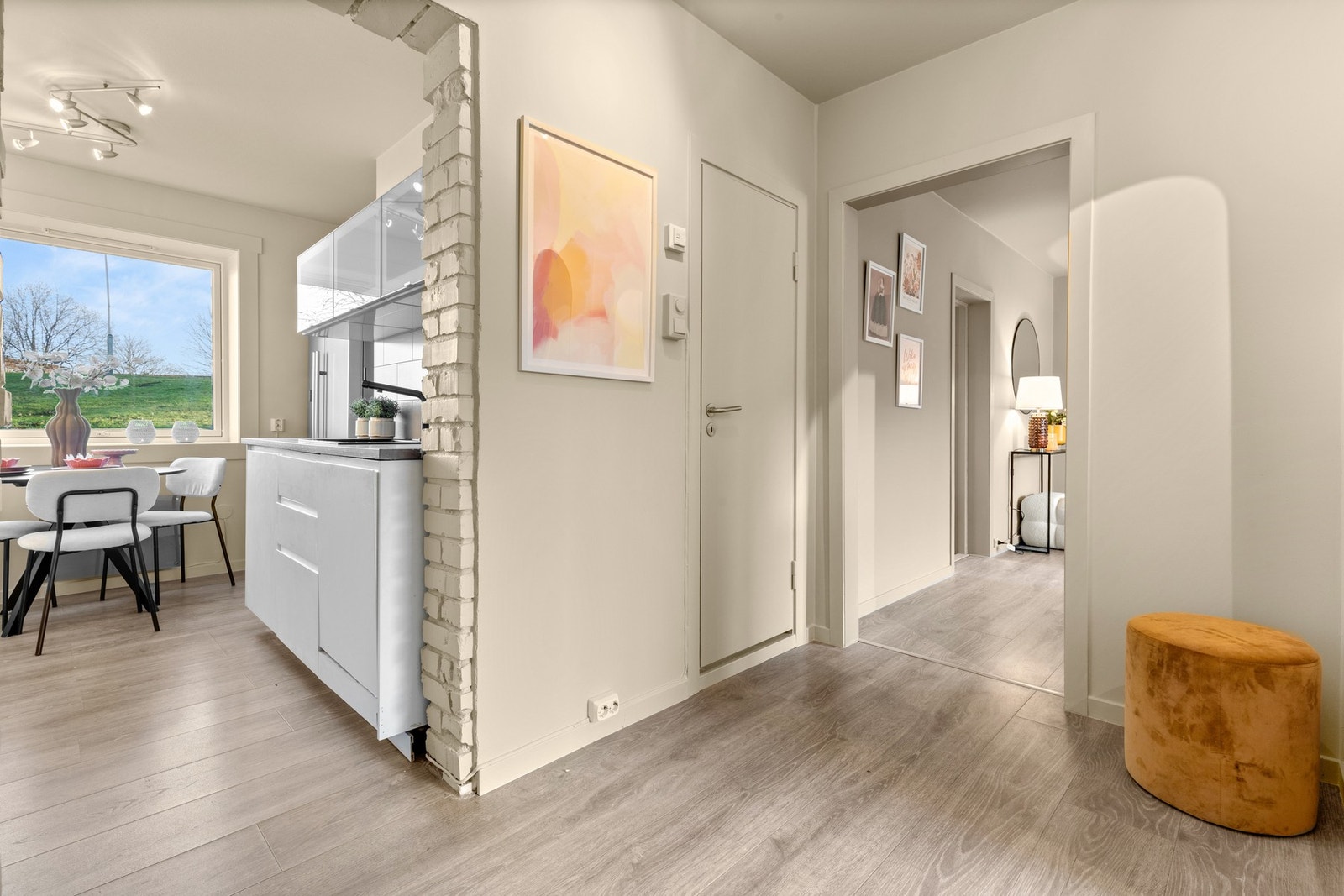 Velkommen inn! Enkel adkomst via trapperom og få trappetrinn før du er inne i denne fine entreen. Galleribilde