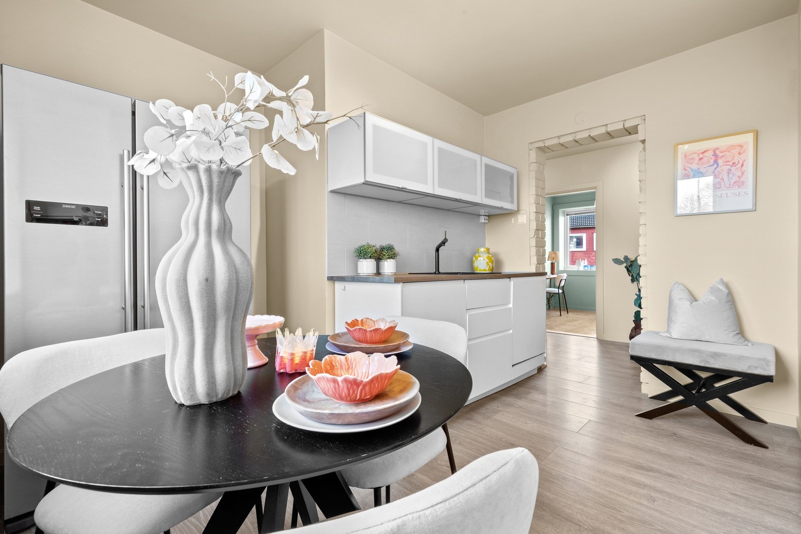 Separat kjøkkenrom med plass for frokostbord Galleribilde