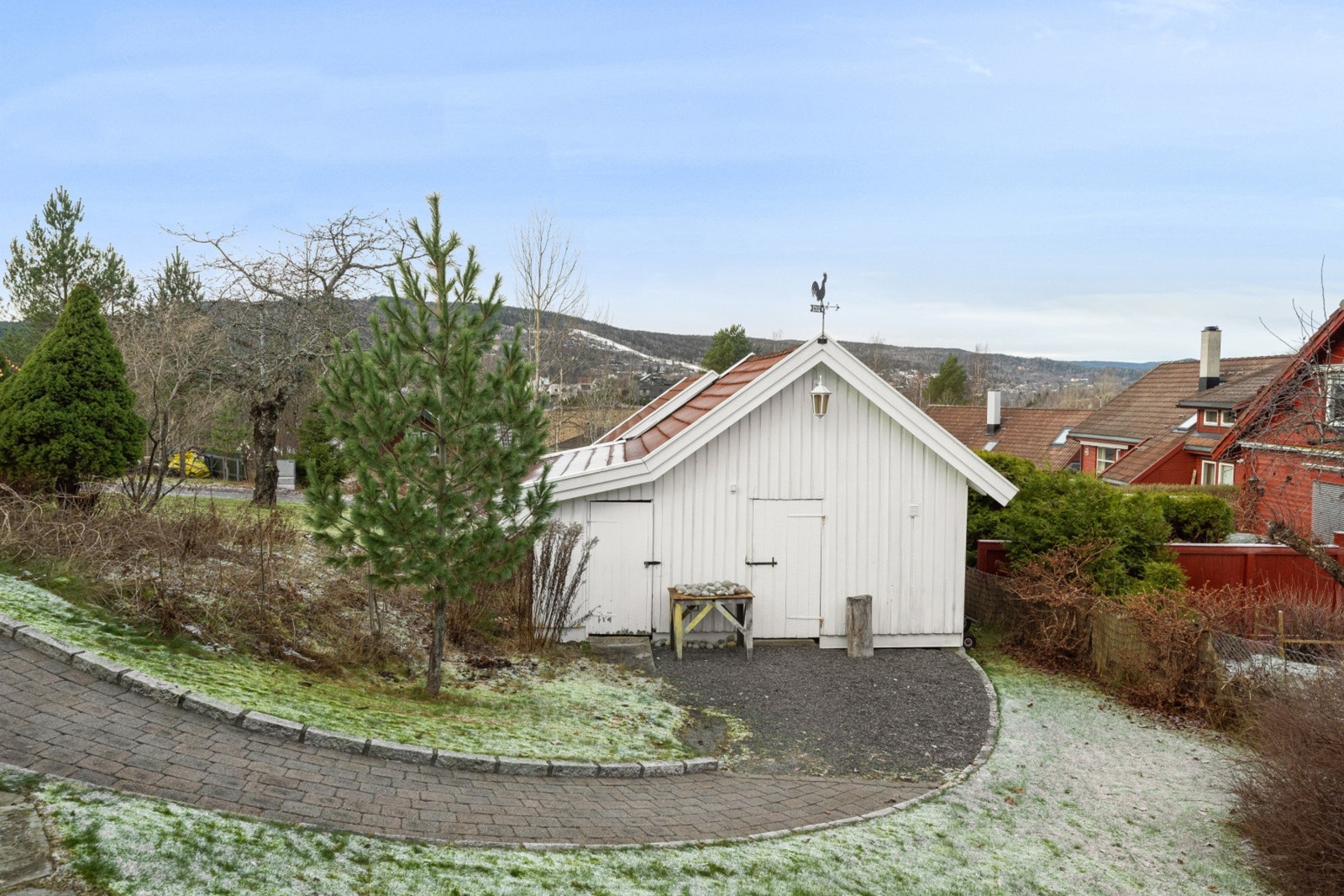 Romslig uthus tilknyttet dobbeltgarasjen, med bl.a. sykkelbod og vedskjul Galleribilde