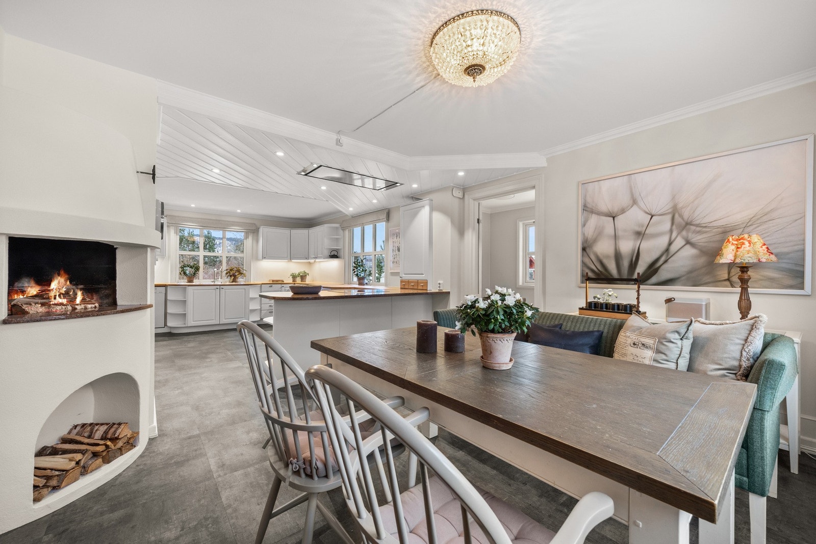 Hyggelig stort kjøkken med egen inngang via et praktisk vaskerom Galleribilde