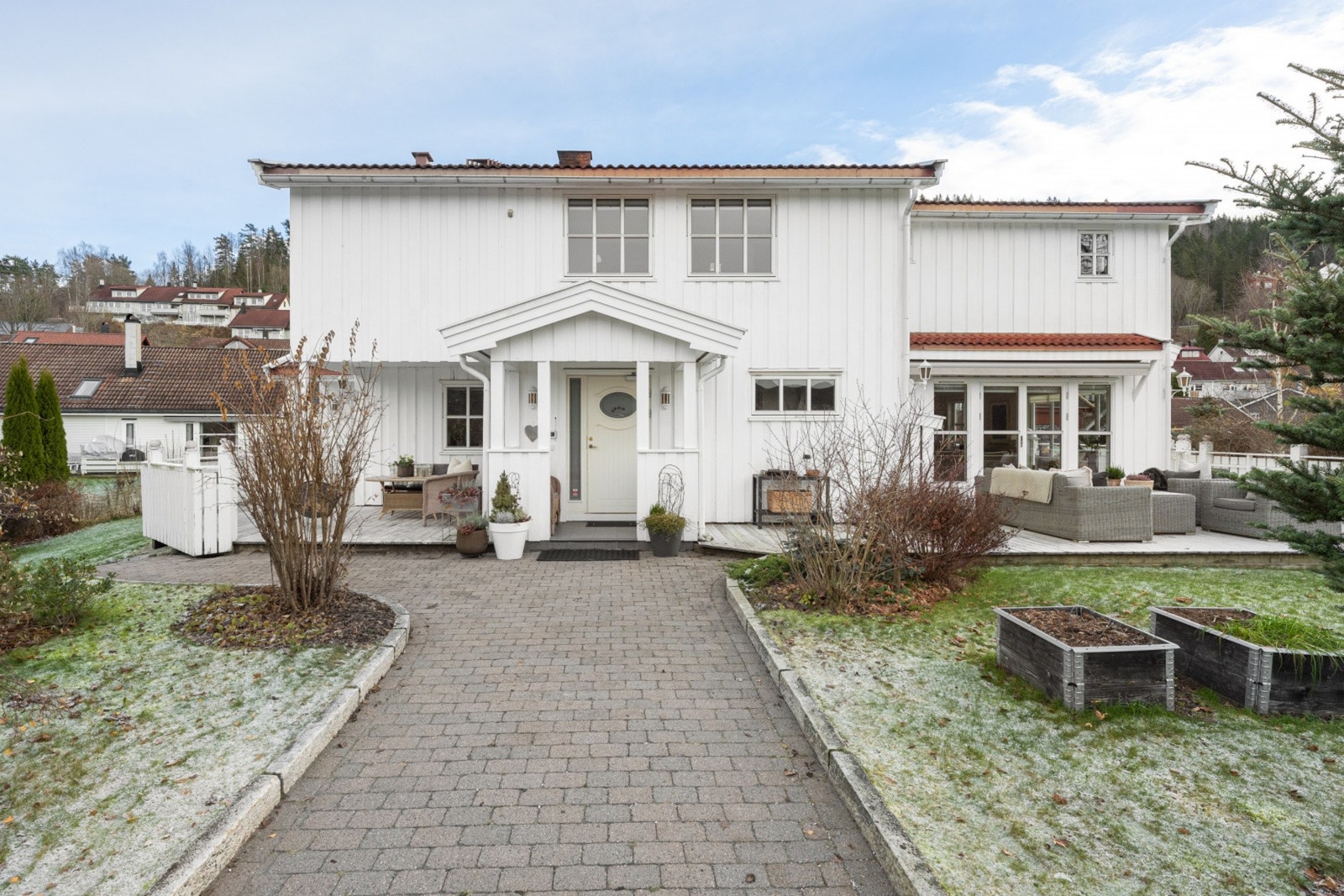 Overbygget inngangsparti og uteplass mot vest Galleribilde