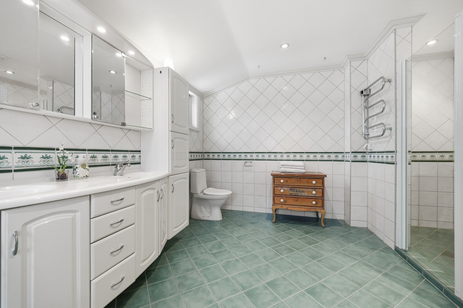 Dobbel servant, 2 dusjer og toalett Galleribilde