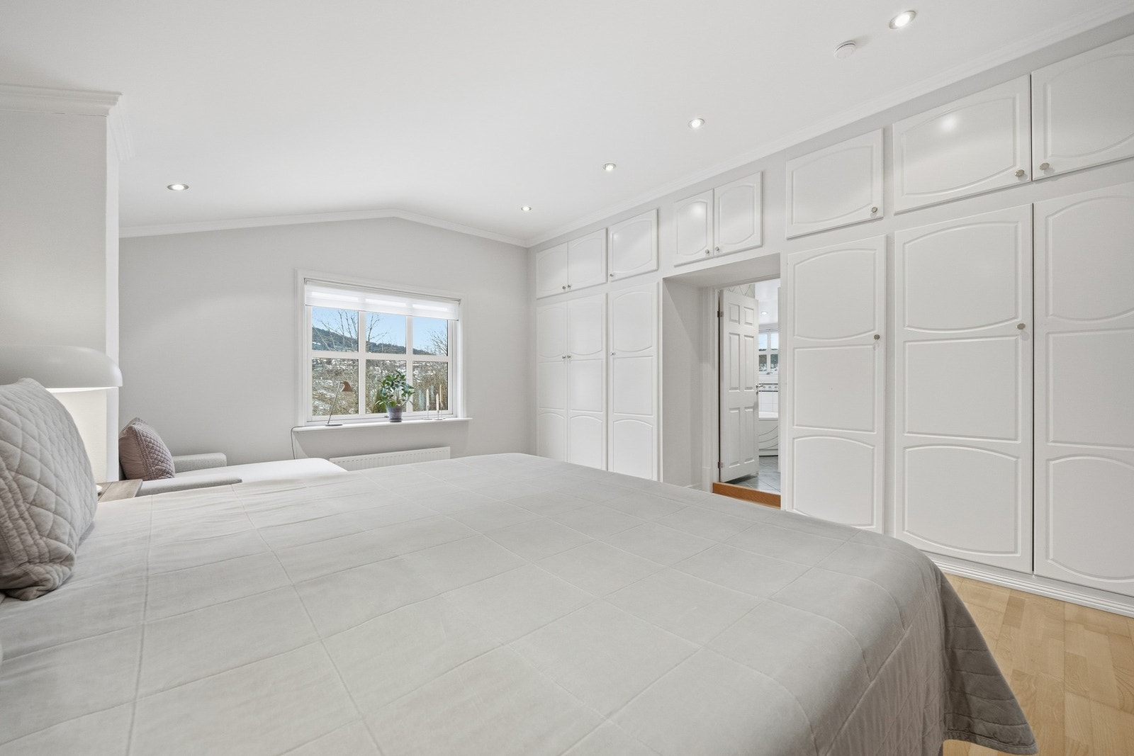 Store plassbygde garderobeskap på hovedsoverom Galleribilde