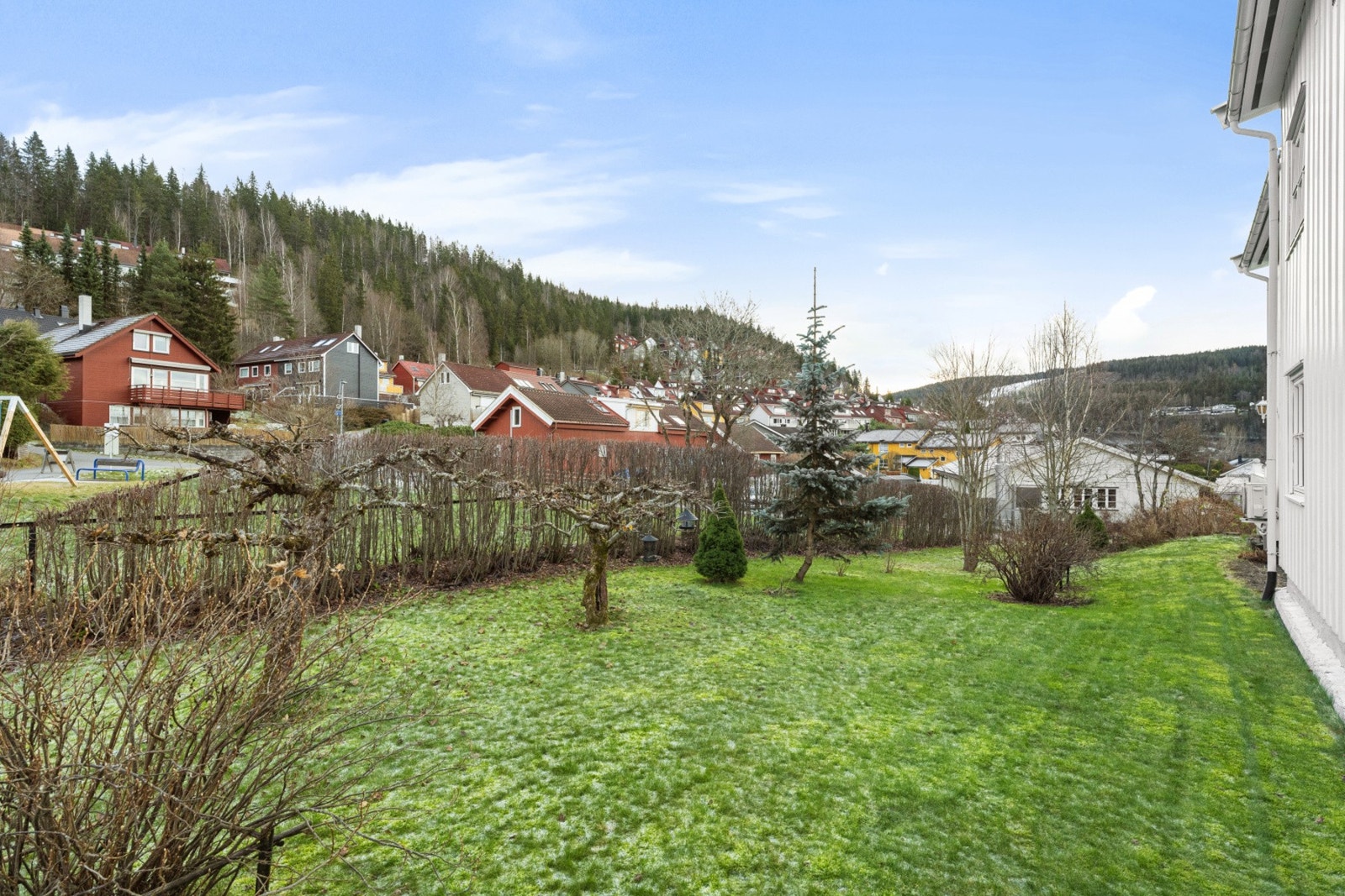 Gartneranlagt hage omkranser hele huset Galleribilde