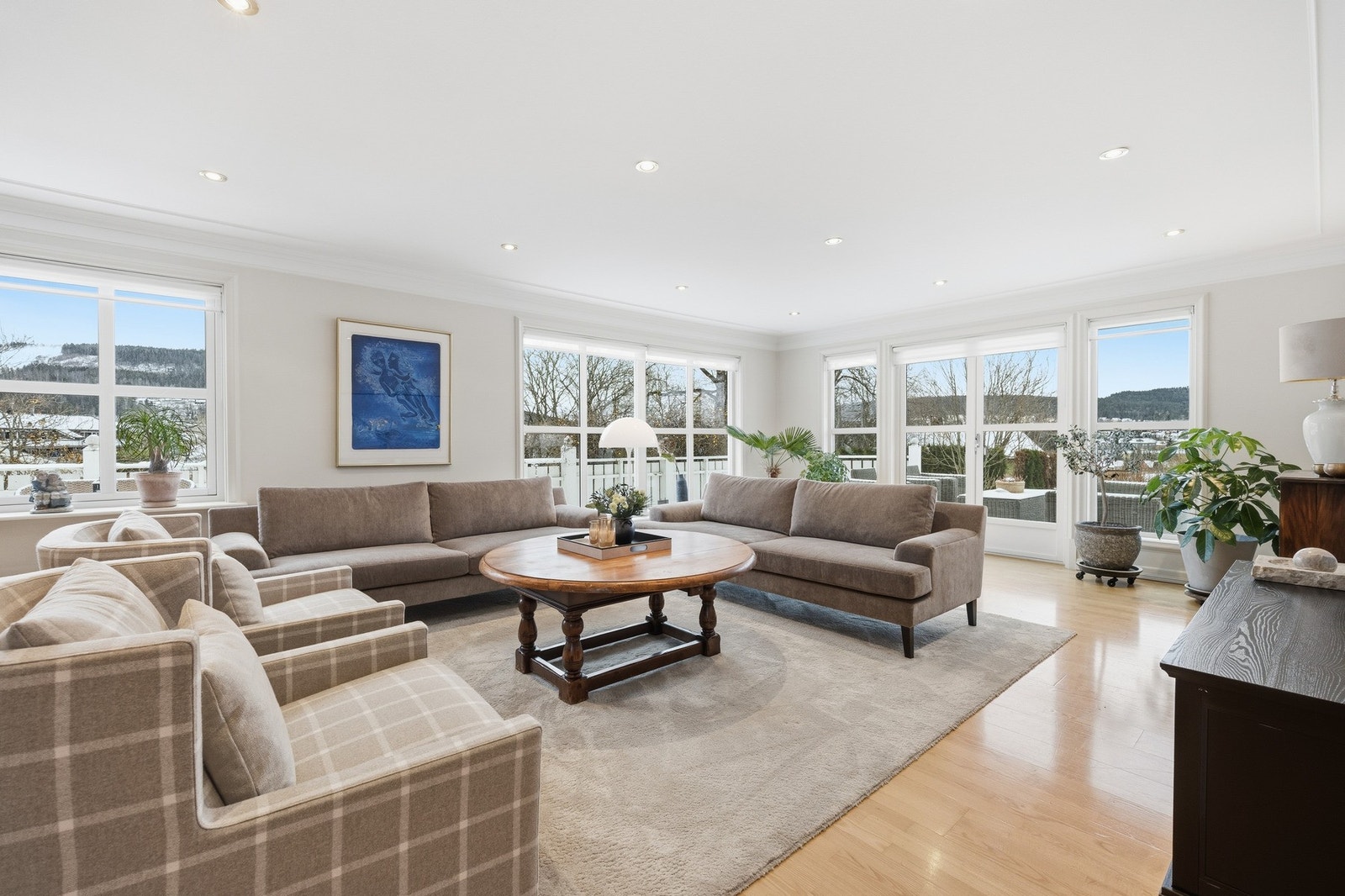 Store vindusflater som vender mot sør og vest Galleribilde