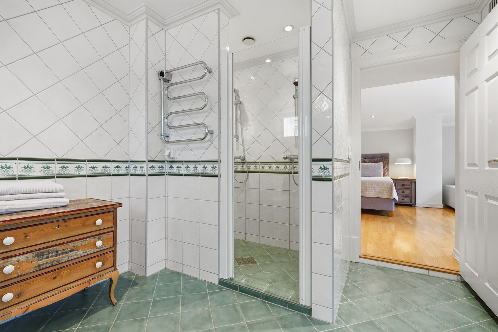 Stort bad i direkte tilknytning til hovedsoverom med 2 dusjer, badstue og boblebad Galleribilde