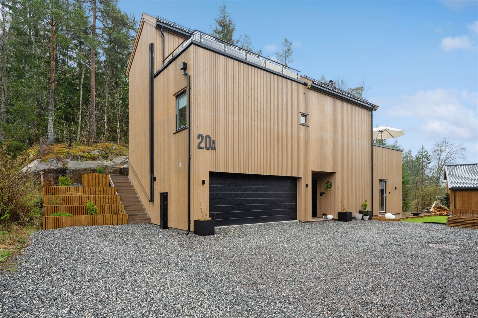 Dette er en svært innholdsrik og moderne enebolig med ypperlig beliggenhet i barnevennlig nabolag. Galleribilde