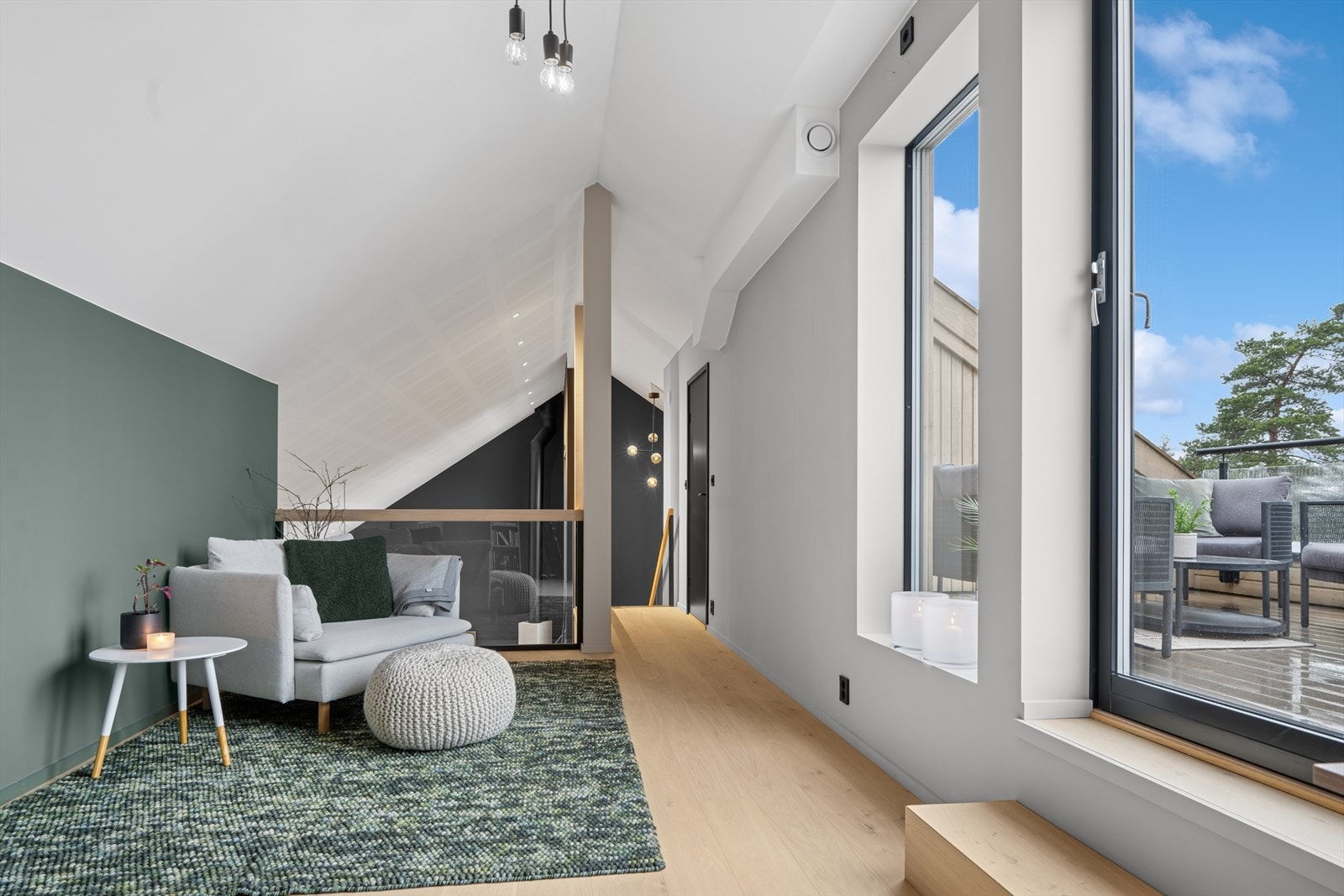 Også på loftet er det god takhøyde og herfra har du utgang til den andre takterrassen. Galleribilde