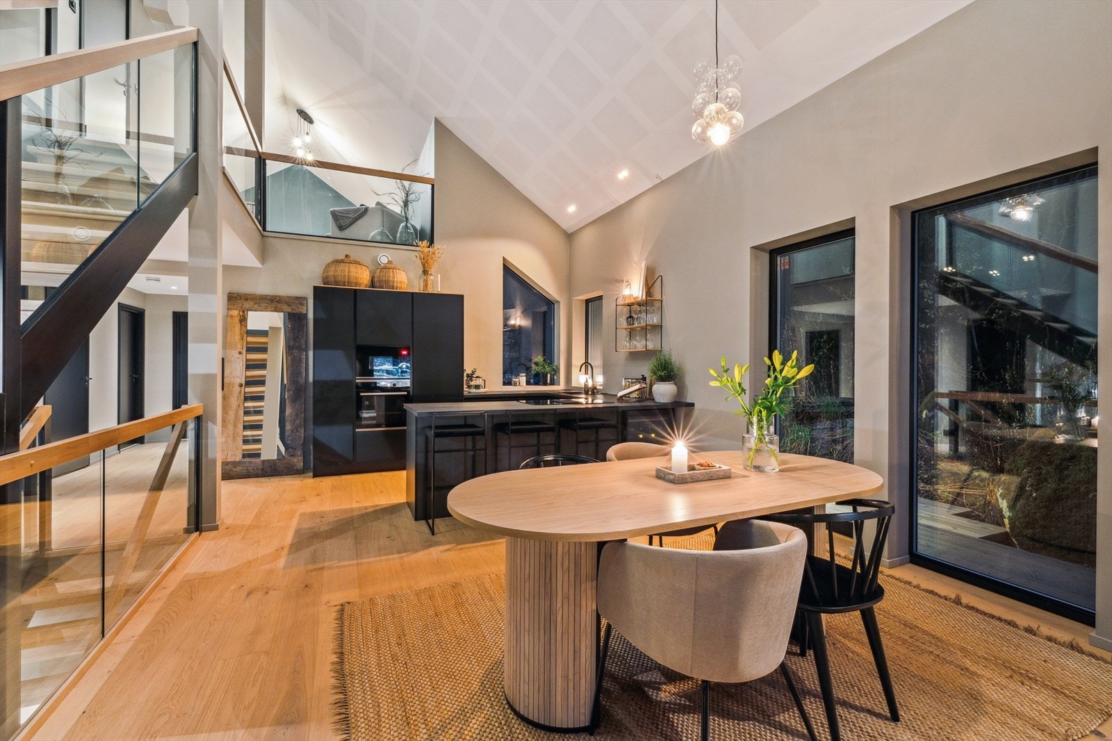 Boligen strekker seg over tre plan, med ekstra takhøyde i 1.etg Galleribilde