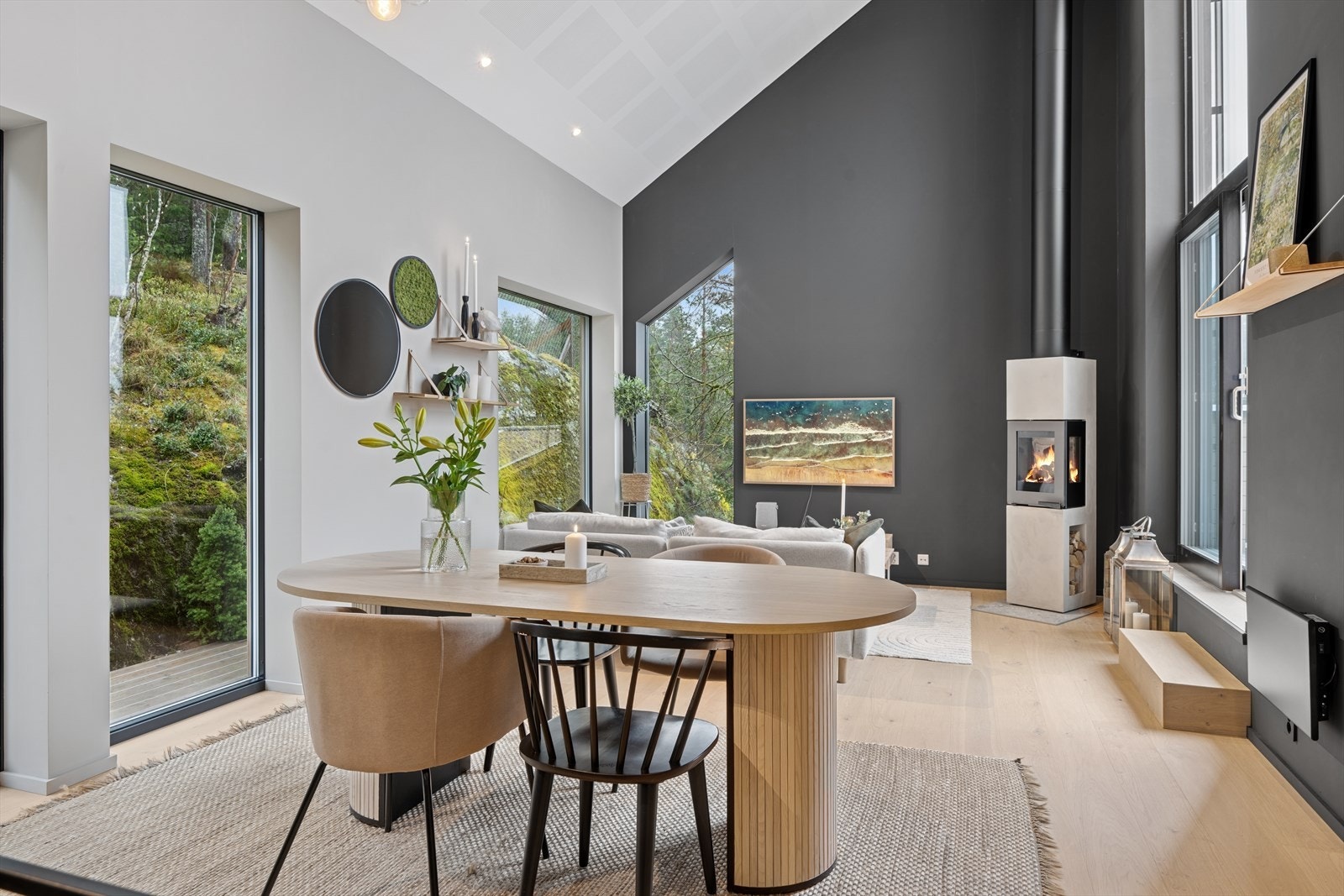 Boligen har en god stue, med store og spennende vindusflater som slipper inn rikelig med naturlig lys. Galleribilde