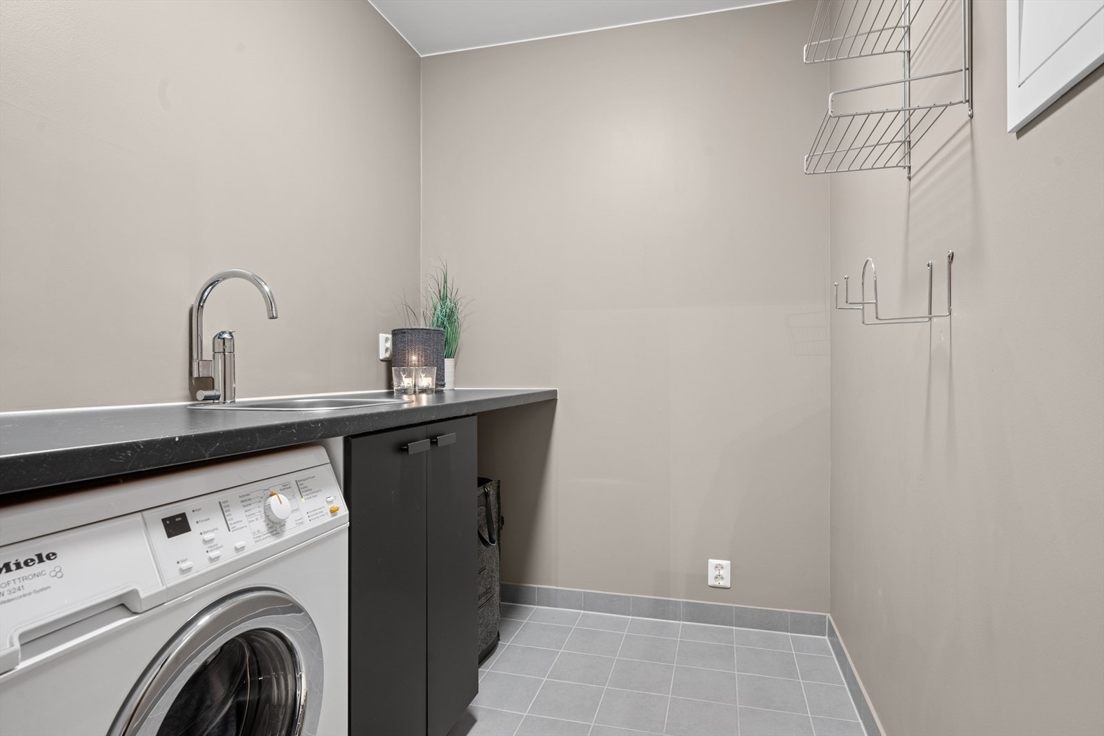 Boligen har også eget praktisk vaskerom. Galleribilde
