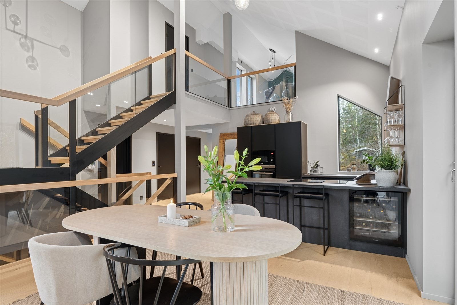 Kjøkken med god plass både ved barløsningen, og ved spisebordet. Galleribilde