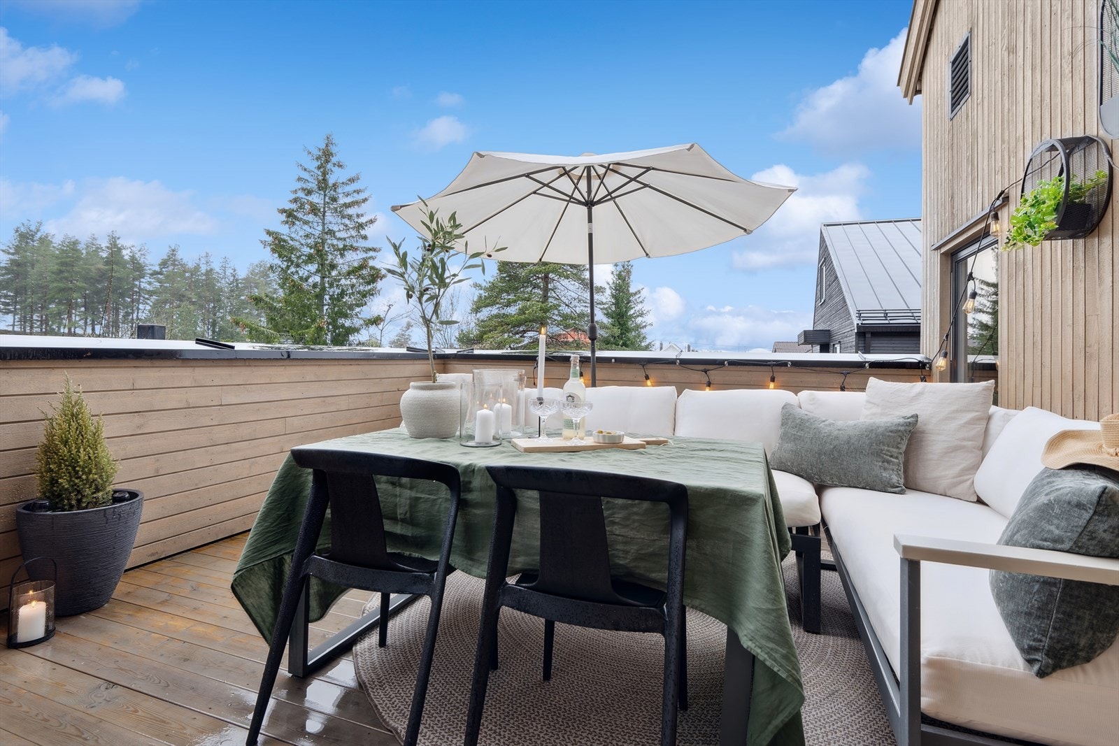 Takterrassen med utgang fra stuen og gode solforhold. Galleribilde