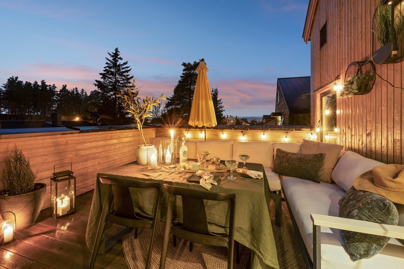 Det er hele 4 uteplasser, her kan du kose deg på en av de to takterrassene. Galleribilde