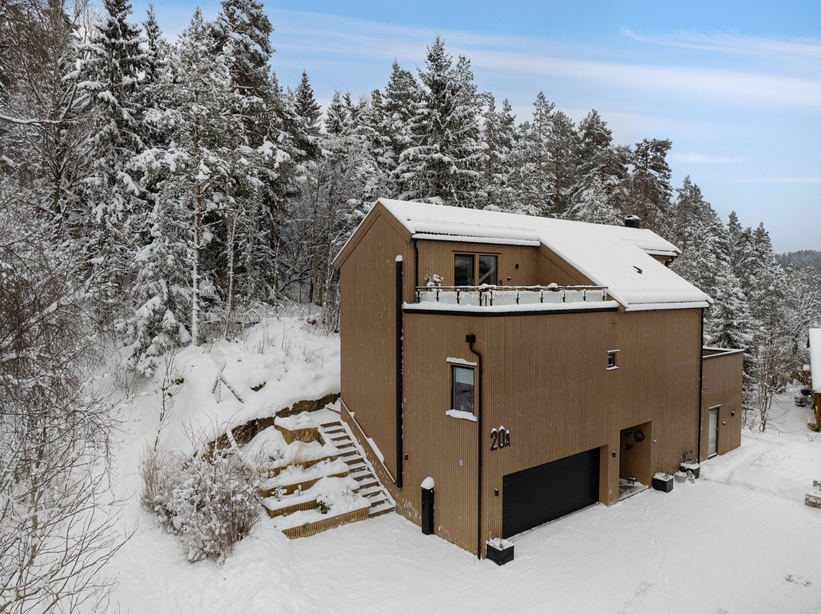 Stilig funkis bolig fra 2020 med usjenert beliggenhet mot skogen og utsikt til rikt dyreliv. Galleribilde