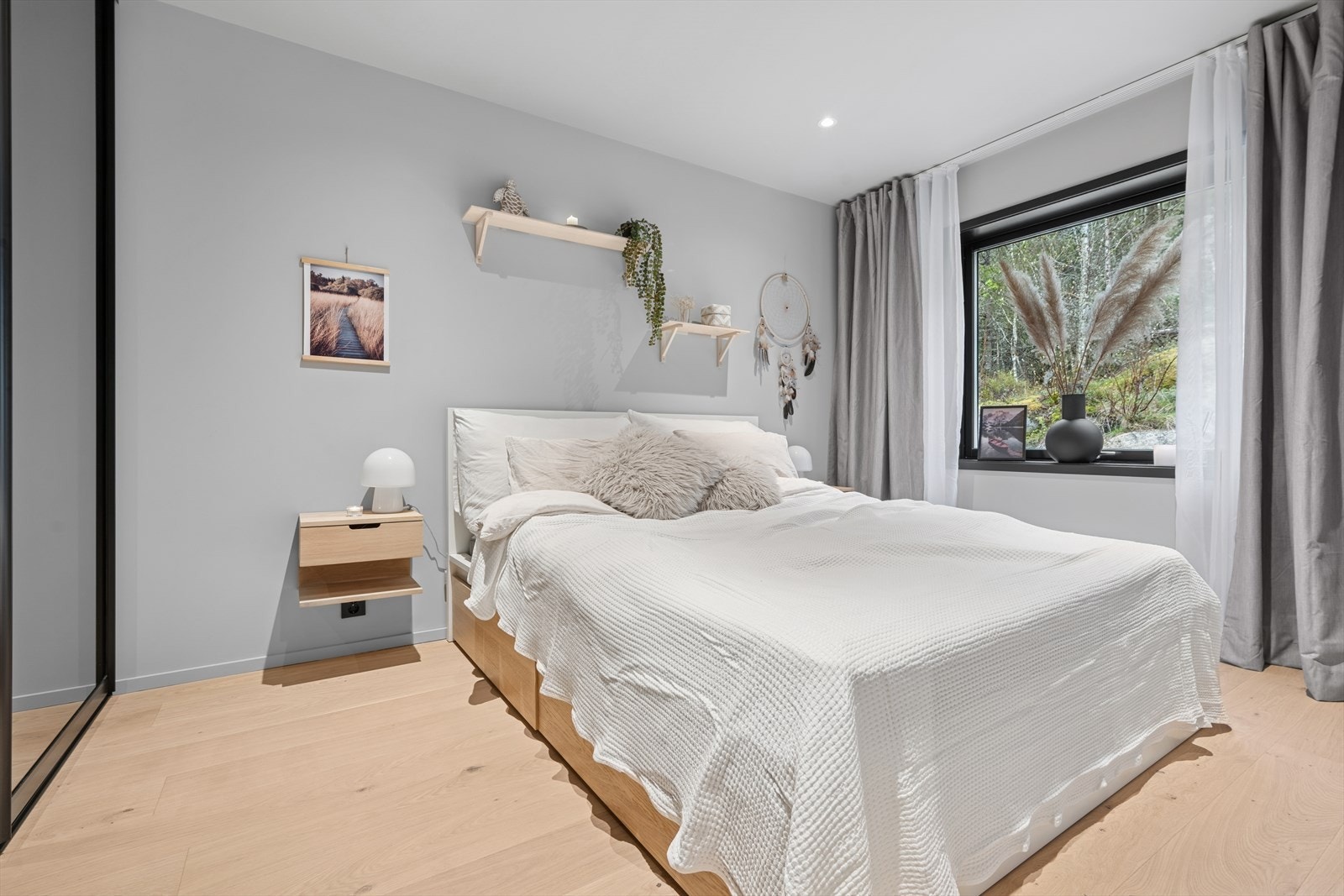 Hovedsoverommet med god plass i skyvedørsgarderobe. Galleribilde