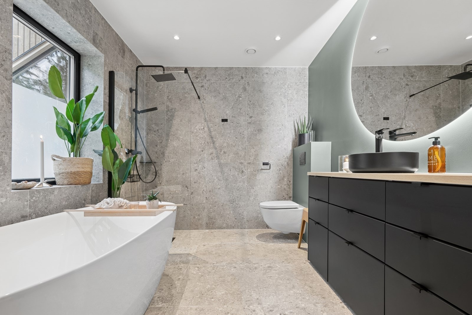 Hovedsoverom har eget tilknyttet bad med fliser. Her kan du nyte egentid. Galleribilde