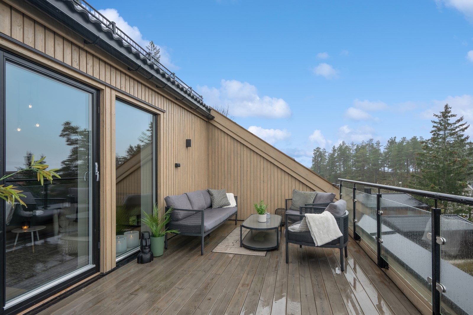 Fra toppetasjen er det utgang til en herlig takterrasse vendt mot nordvest - her kan solnedgangen nytes. Galleribilde