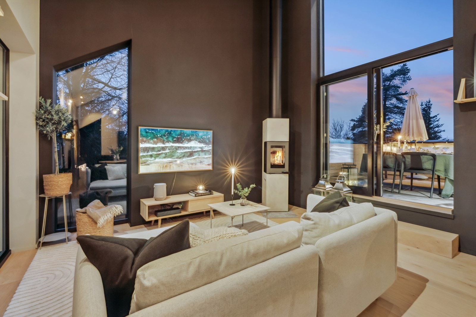 Store lyse vindusflater og herlig peis som varmer godt. Galleribilde