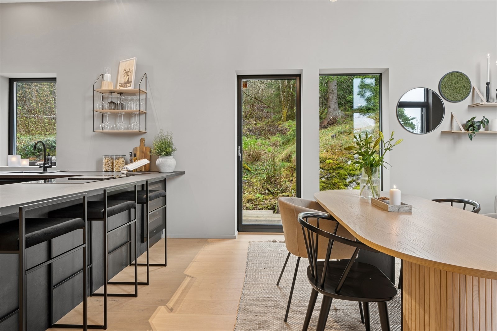 Kjøkken med utgang til terrasse på baksiden av huset. Her kan du sitte usjenert og nyte skogen. Galleribilde