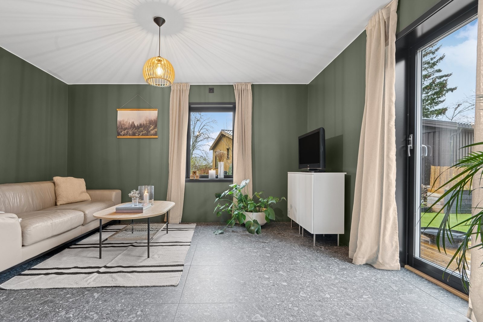 Stue i u.etg. Perfekt for barna. Her er det utgang til hage for lek og morro. Innenfor stuen er det innredet utleiedel, der det er egen inngang og intern adkomst. Utleiedel er ikke byggemeldt og ikke godkjent som egen utleiedel. Se salgsoppgave for info. Galleribilde