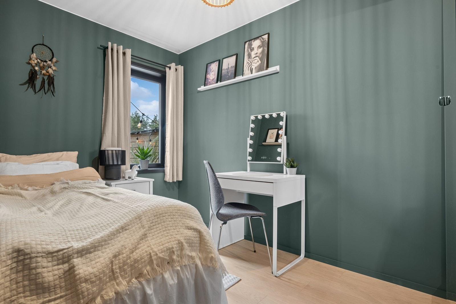 Soverom 3. Alle soverommene ligger praktisk samlet i egen del av etasjen. Galleribilde