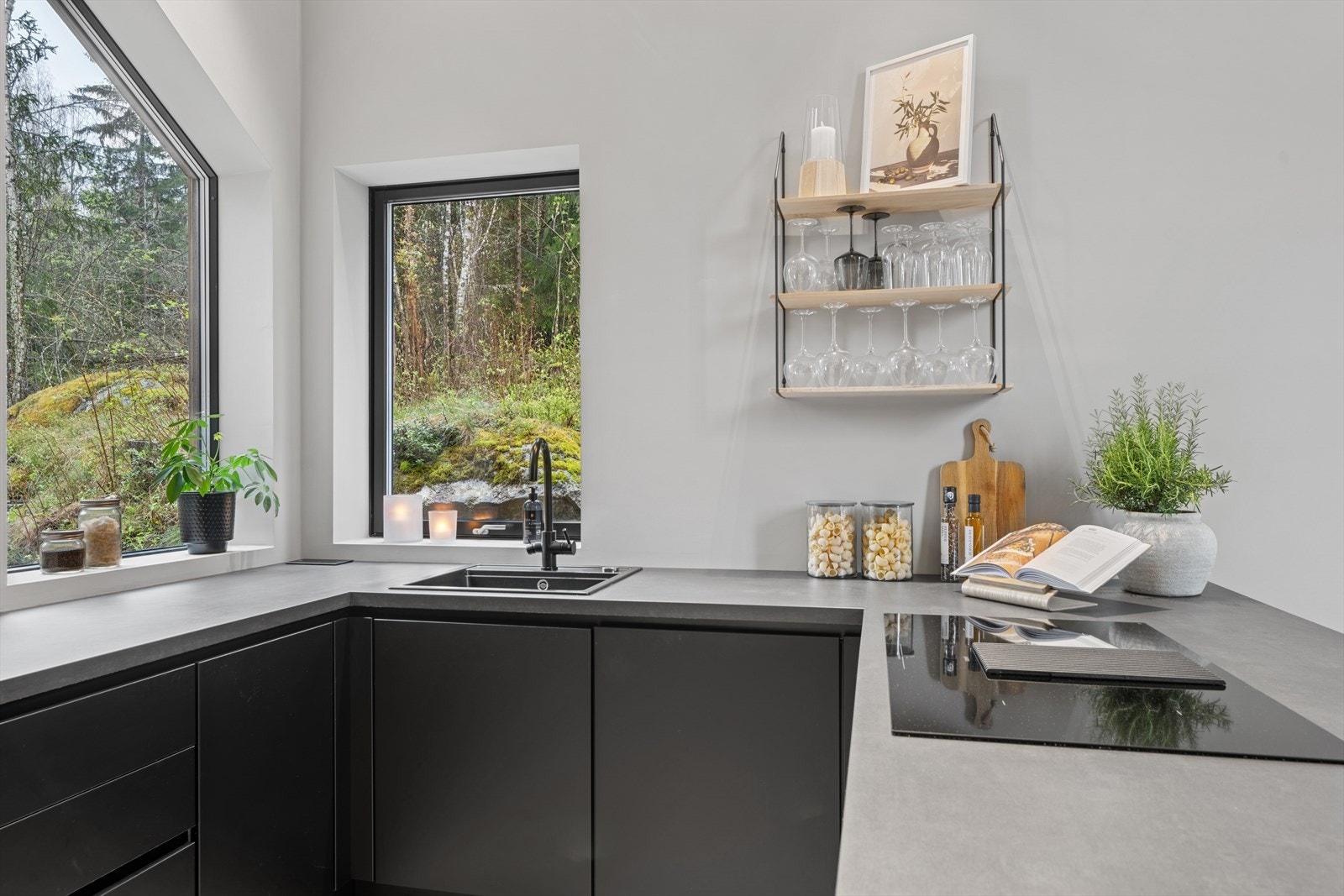 Det er montert nedfelt oppvaskkum og kjøkkenventilator. Galleribilde